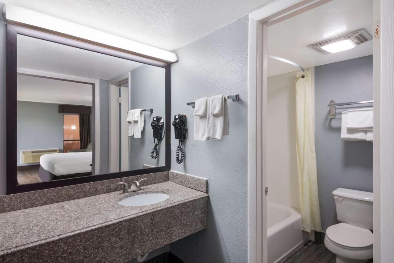 Econo Lodge Arboretum Austin Esterno foto