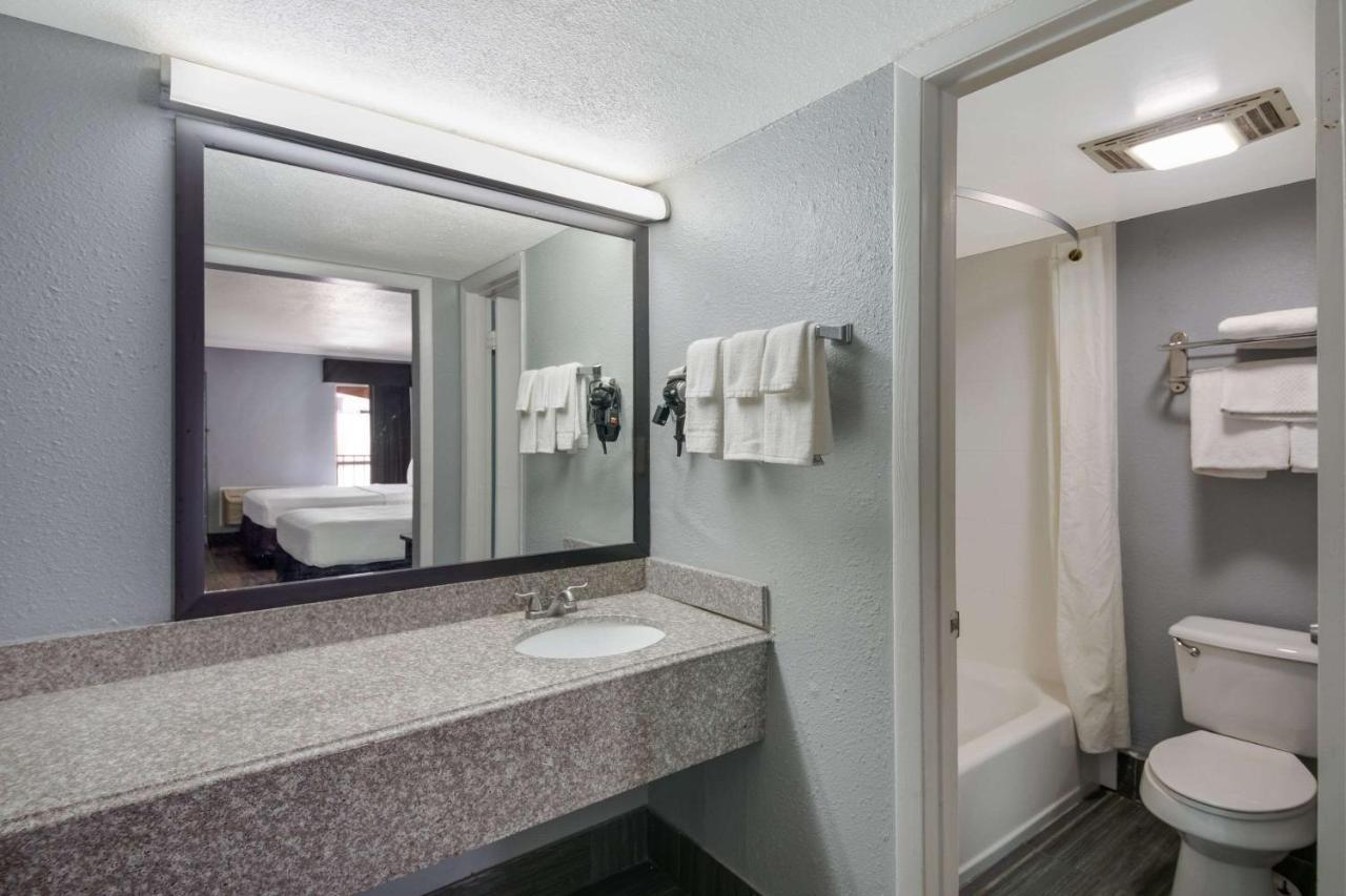 Econo Lodge Arboretum Austin Esterno foto